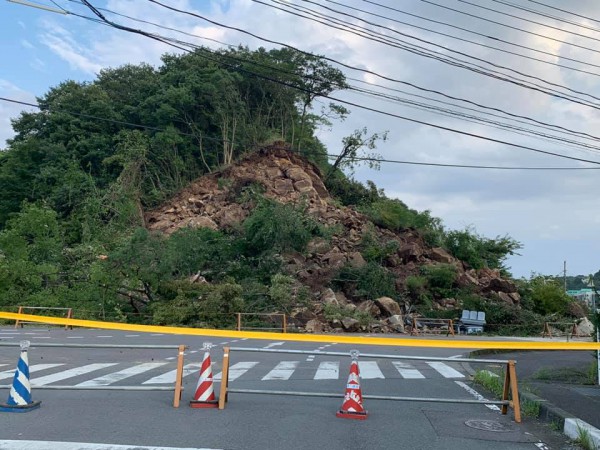 福島県いわき市鹿島町久保2丁目(鹿島街道)で土砂崩れ-190825-16