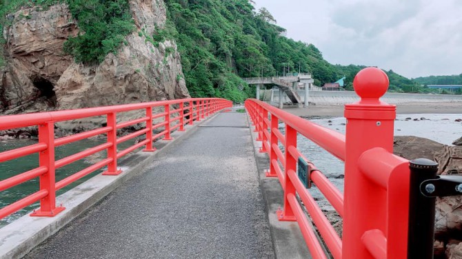 いわき市久ノ浜の波立海岸と弁天島と弁天橋-1